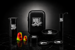 Noble Ash Zubehör-Set mit Tasche, Tube, Bowl, Finger Caps, Schere und Aufbewahrungsdosen auf schwarzem Hintergrund